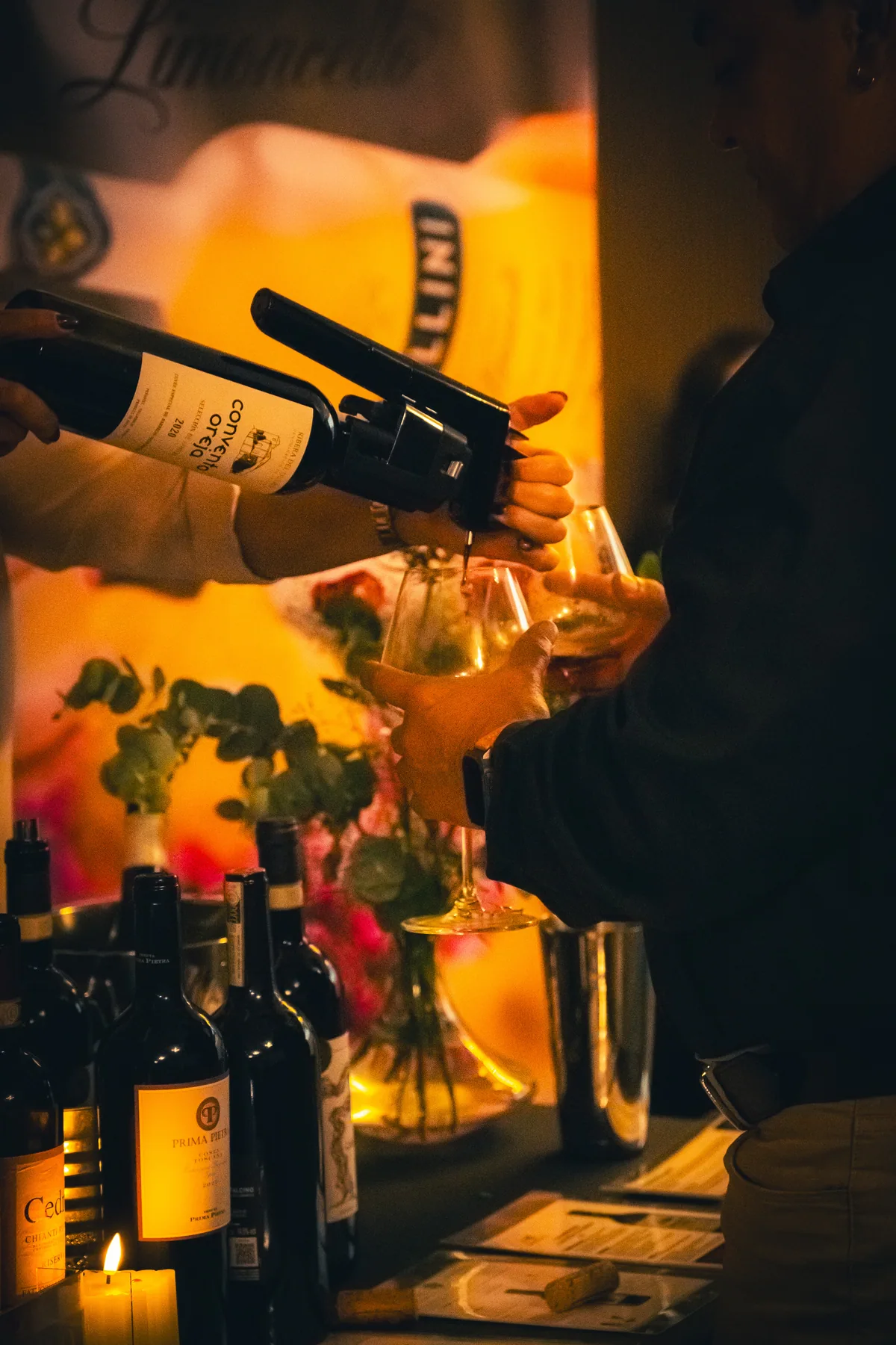 Copa y botella servidas en una mesa durante un evento.