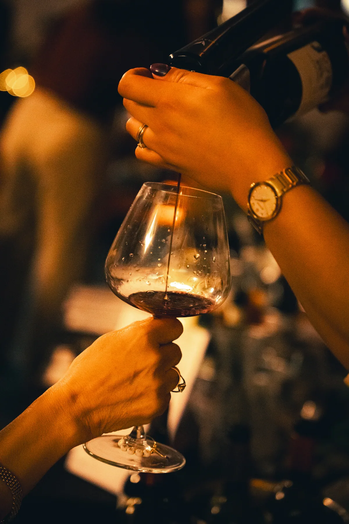 Dos copas de vino se encuentran durante un brindis.