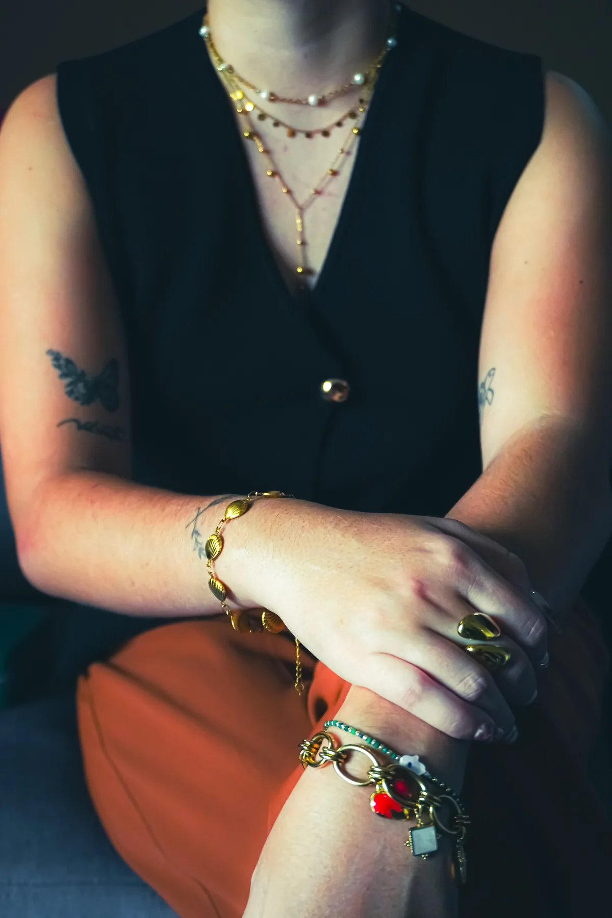 Anillos y pulseras lucidos en las manos de una modelo.