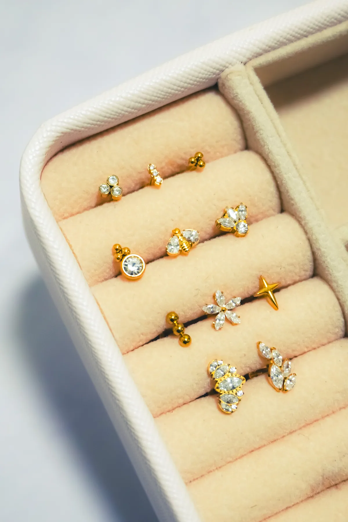 Anillos con piedras claras organizados en una caja de exhibición.