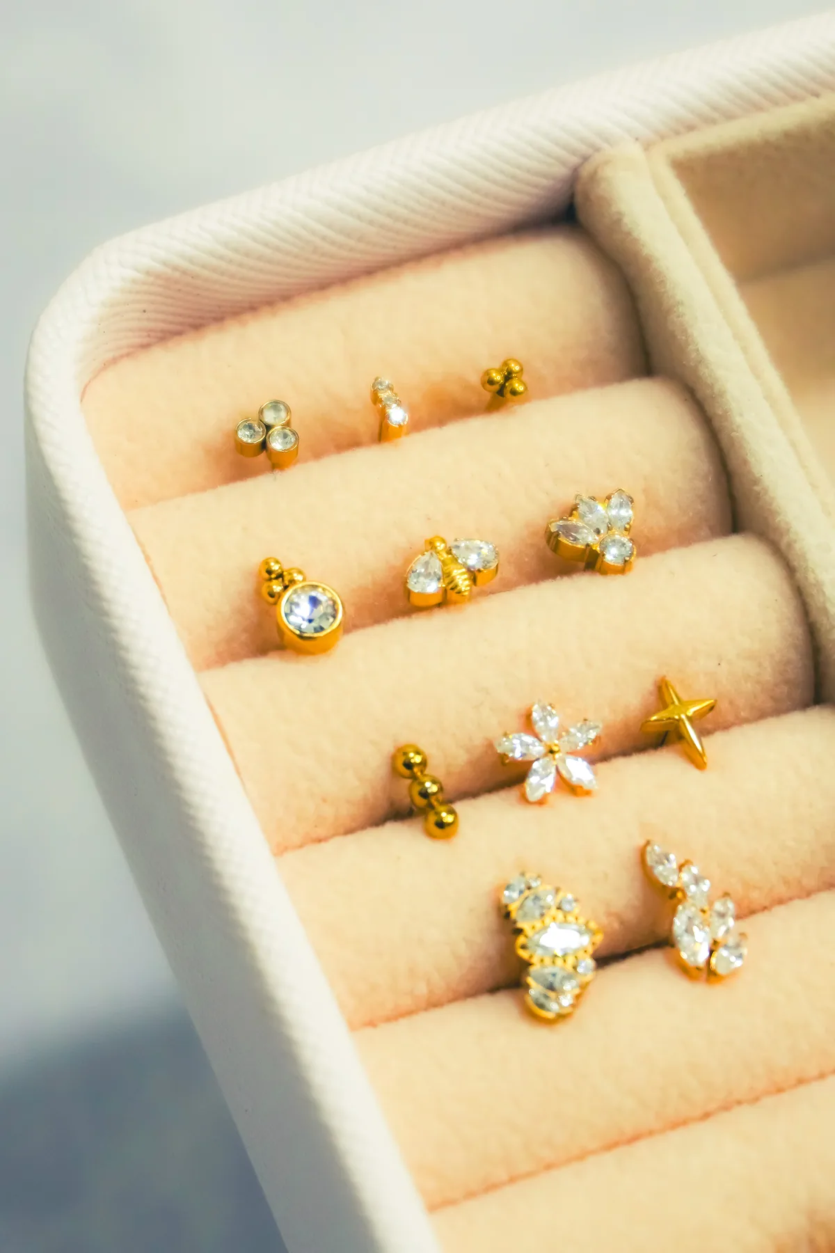Selección de anillos dorados dentro de una caja de terciopelo.