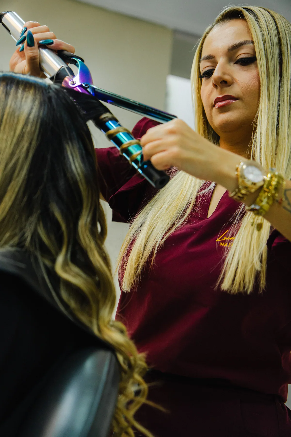 Estilista utiliza una herramienta térmica para dar forma al cabello.