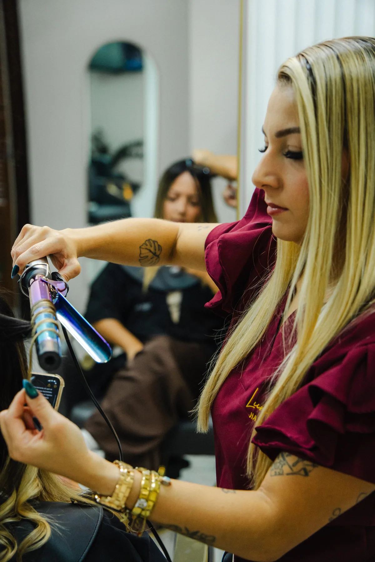 Profesional trabaja por secciones el cabello de una clienta.