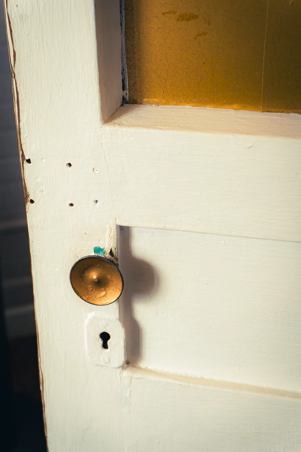 Detalle de la perilla de una puerta de madera del alojamiento.