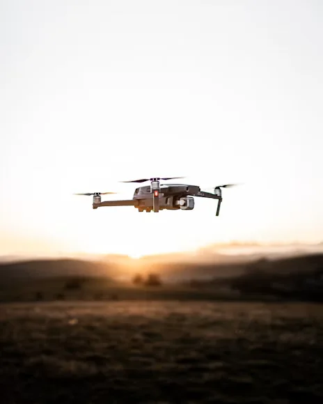 Dron volando sobre un campo al atardecer