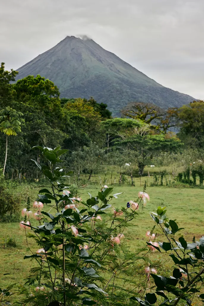 Volcán sobre un paisaje verde de Costa Rica